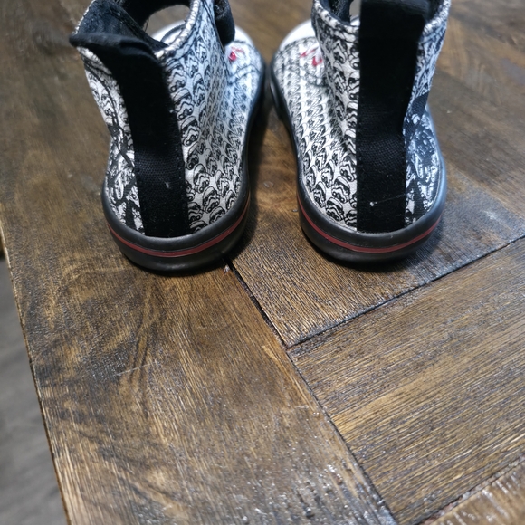 Star Wars Black and White Kids Sneakers with Red Accents - Picture 3 of 4